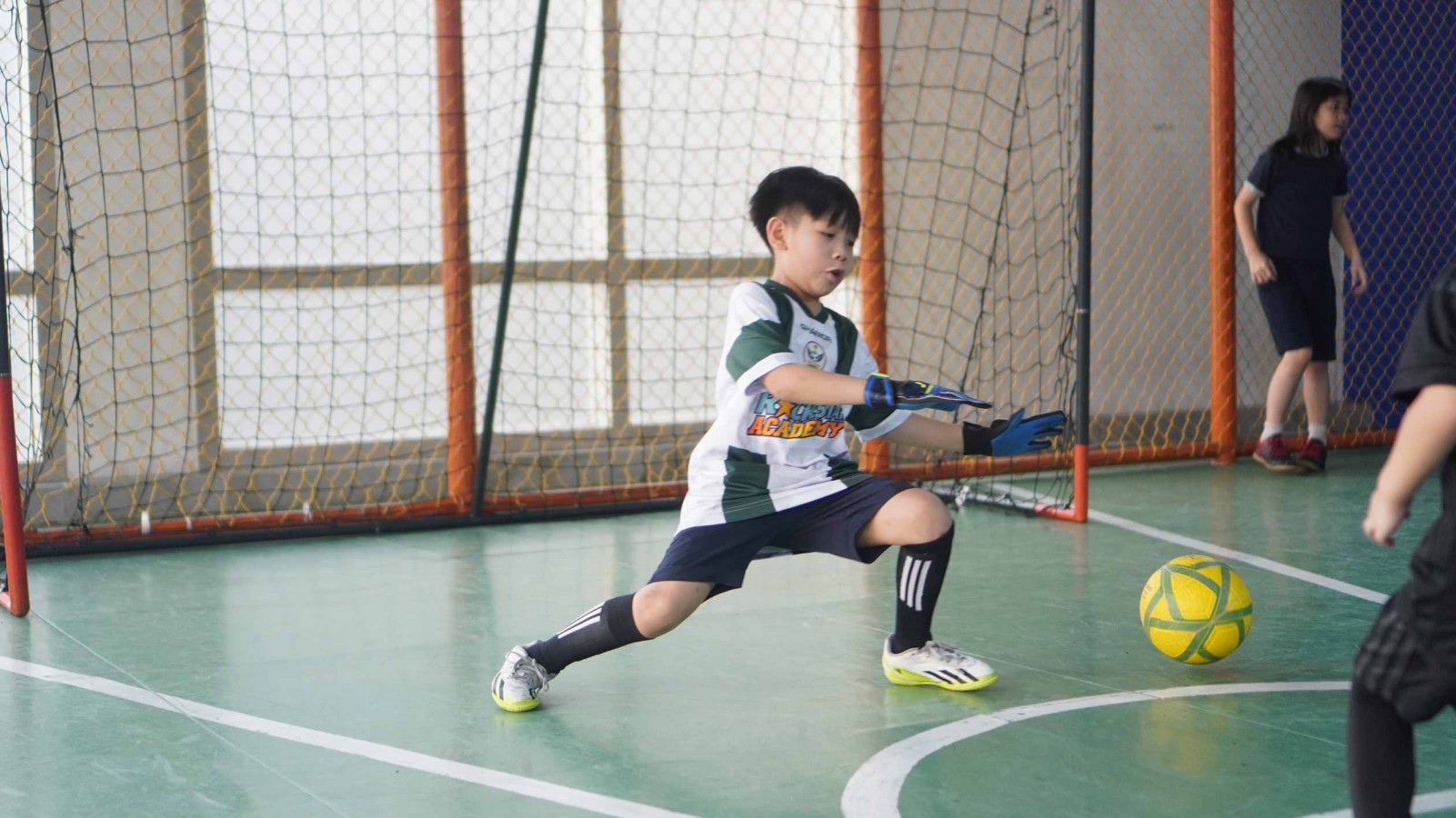  Why Futsal Goalkeepers Don't Wear Gloves? Here's the Answer!
